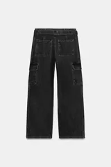Pantalón cargo de tiro medio confeccionado en denim marrón oscuro. Presenta bolsillos laterales con solapa, bolsillos clásicos y un cinturón integrado del mismo tejido con hebilla metálica.