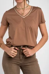 Remera marrón de algodón peinado con escote en V y detalle de ribete en tono claro.