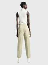 Pantalón de vestir color beige, de corte recto, con bolsillos laterales y traseros.