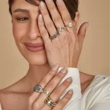 Anillo de diseño combinado en plata 925 y oro 9k, con textura granulada y acabado bicolor.
