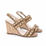 Sandalias de cuero color tostado con taco chino forrado en yute, pulsera regulable al tobillo y tiras delanteras decoradas con tachas y detalles metalizados dorados.