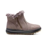 Bota corta color topo con detalle de piel sintética en el borde superior, cierre lateral con cremallera y suela de goma negra con dibujo.