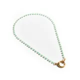 Collar corto de cuentas redondas verde agua con detalles dorados y cierre de aro marinero dorado.