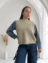 Sweater beige de punto con mangas largas de jean. Diseño con cuello redondo y corte holgado.