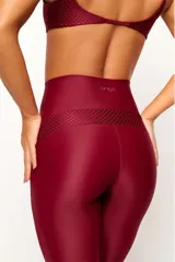 Calza larga de lycra color bordó, con cintura alta y detalle de textura colmena 3D en la parte superior.