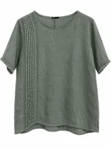 Blusa verde seco de manga corta con escote redondo, detalle de alforzas verticales bordadas en el frente y flecos en los puños.