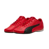 Championes Puma modelo Catch, de diseño deportivo en color rojo con detalles en negro, incluyendo la franja característica de la marca en el lateral y el logo en la puntera.
