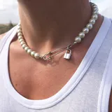 Collar de perlas de vidrio con dije de candado plateado y gancho kilt.