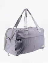 Bolso de viaje gris con doble asa corta y correa larga regulable.