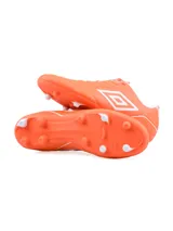 Championes de fútbol Umbro modelo Classico III HG para hombre, color azul marino con detalles y logo en naranja. Presentan una suela con tapones moldeados fijos (HG) para césped firme.