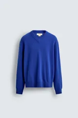 Jersey de punto regular fit con mezcla de lana y cashmere, color azul eléctrico, con cuello en pico y manga larga. Presenta acabados en rib en puños, cuello y bajo.