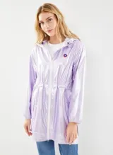 Chaqueta impermeable y cortaviento color lila brillante, con capucha y cierre frontal blanco. Presenta ajuste de cordón en la cintura para un calce ceñido y puños elásticos.