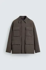 Chaquetón de corte regular fit confeccionado en tejido técnico repelente al agua, con ligero acolchado interior. Presenta cuello solapa, cierre frontal con cremallera oculta por solapa con botones a presión, mangas largas con puños ajustables y múltiples bolsillos de plastrón con solapa en el delantero.