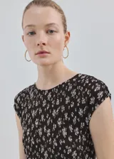 Vestido midi de corte recto con diseño estampado floral en color negro, cuello redondo y manga corta.