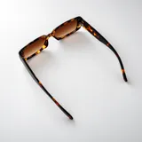 Lentes de sol con armazón rectangular de policarbonato translúcido en tono degradé y cristales con protección UV400.