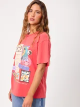 Remera de algodón gris con efecto de lavado ácido y corte holgado, con amplio estampado frontal de diseño inspirado en surf y estilo vintage.