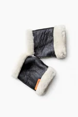 Guantes sin dedos confeccionados en cuero negro con interior y bordes de corderito sintético en color crema.