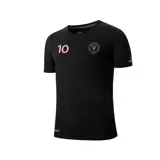Remera de fútbol negra con el número 10 estampado en rosa en el frente, el escudo del Inter de Miami en el pecho y el logo de New Balance en la manga.