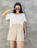 Short color beige con textura tejida y cintura elastizada.