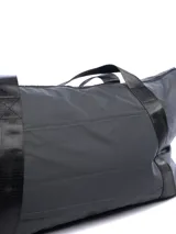 Bolso deportivo Umbro de color azul oscuro, con diseño minimalista y logo de la marca estampado en el frente. Cuenta con correas de mano resistentes y correa ajustable para el hombro.