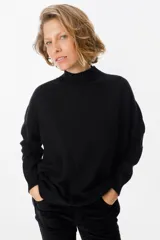 Sweater verde militar de punto con cuello alto y diseño calado en forma de espiga.