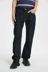 Pantalón de jean azul oscuro, corte recto, tiro alto y cinco bolsillos.