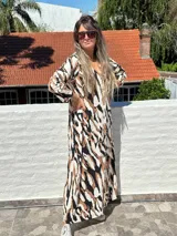 Vestido largo de lanilla color fucsia con estampado animal print negro, de corte recto y mangas largas.