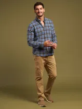 Camisa celeste a cuadros con cuello abotonado, manga larga y bolsillo en el pecho.