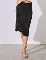 Falda midi plisada color celeste, de satén, con pretina elastizada.