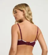 Soutien tipo bralette de color blanco hueso, sin costuras (seamless), con copas moldeadas y escote en V. Presenta una banda ancha elástica bajo el busto para mayor soporte y tirantes finos ajustables.