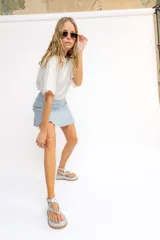 Sandalias plateadas de cuero vacuno con plataforma de 5 cm y tiras cruzadas con hebilla y elástico en el tobillo.