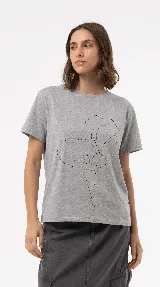 Remera de algodón de calce relajado, color gris, con delicada estampa lineal de una flor en el frente.