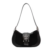 Bolso de hombro negro con correa corta y hebilla decorativa.
