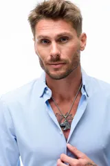 Collar plateado con cadena de eslabones y dije con forma de cabeza de caballo.