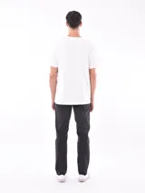 Remera negra de manga corta con cuello redondo y bolsillo en el pecho. Presenta un sutil patrón de rayas horizontales en el tejido.