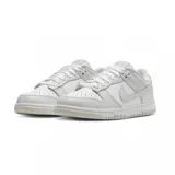 Championes Nike Dunk Low de diseño clásico, confeccionados en cuero sintético con una combinación de colores blanco y negro.