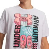 Remera de algodón blanca con estampa frontal gráfica que combina el logo de Under Armour con tipografía y elementos geométricos en tonos rosado, celeste y negro.