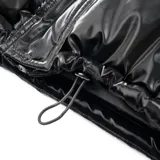 Campera puffer negra de poliéster con interior acolchado, capucha ajustable, cuello alto, cierre frontal con cremallera y botones a presión, dos bolsillos externos con cierre y sistema de ajuste regulable en la parte baja.