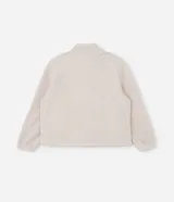 Campera deportiva de sherpa color beige, con cuello alto, cierre frontal completo y bolsillo con cierre en el pecho. Presenta un corte boxy holgado, mangas largas y acabado de textura suave.