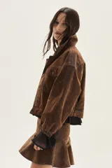 Campera de denim con acabado aterciopelado, de calce amplio y diseño moderno con mangas anchas y puños elásticos.