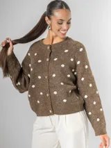Cardigan tejido color marrón, con botones frontales y estampado de lunares blancos.