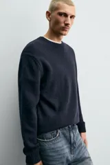 Jersey de punto con hilatura de lana, corte regular fit, cuello redondo y manga larga con acabados en rib.