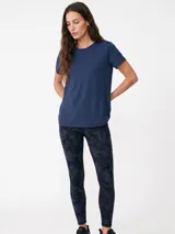Remera deportiva negra de manga corta, con costuras laterales visibles y calce ajustado.