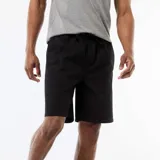 Bermuda tipo chino de color negro, confeccionada en tejido de algodón, con bolsillos laterales y cordón ajustable en la cintura.