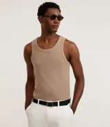 Musculosa de hombre color beige, de corte regular, confeccionada en tejido flamê texturizado.