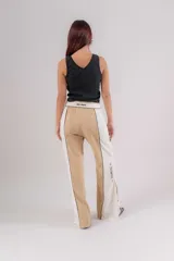 Pantalón de vestir negro con paneles verticales en color crudo.