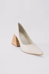 Zapato de tacón color verde agua, con punta fina y taco cuadrado forrado en cuero tipo madera.