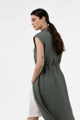 Vestido camisero midi sin mangas color verde militar, confeccionado en lino, con botones frontales, bolsillos en el pecho y cintura ajustable con cordón.