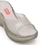 Sandalias Melissa modelo Platform + Diesel, de plataforma alta con diseño ondulado, color azul transparente y logo de Diesel en rojo.