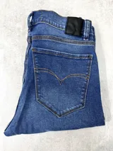 Jean de calce skinny color azul con efecto localizado, cinco bolsillos y doble pasa cinto.